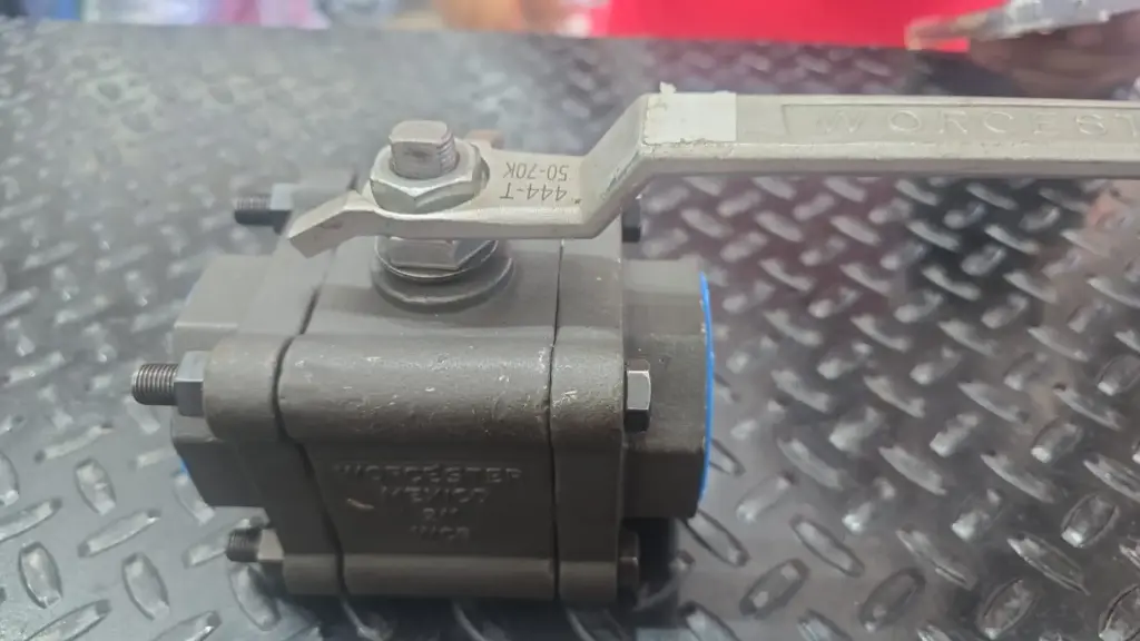 VALVULA DE ESFERA DE ACERO AL CARBÓN ROSCADA 2" MCA. WORCESTER