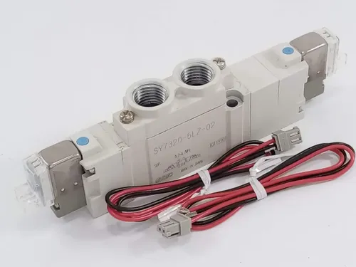 ELECTROVALVULA NEUMATICA SMC, 5 VIAS, 3 POSICIONES, CENTRO CERRADO, CUERPO CON PUERTOS, 24VCC, CONECTOR L CON LUZ Y SUPRESOR, CONEXION 1/4 MCA SMC