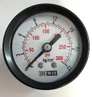 [05/40/4] MANÓMETRO CAJA DE LÁMINA NEGRA CARATULA DE 1 1/2"(40mm), RANGO 0-4Kg/cm(0-60PSI), CONEXIÓN POSTERIOR DE 1/8"NPT, MCA DEWIT